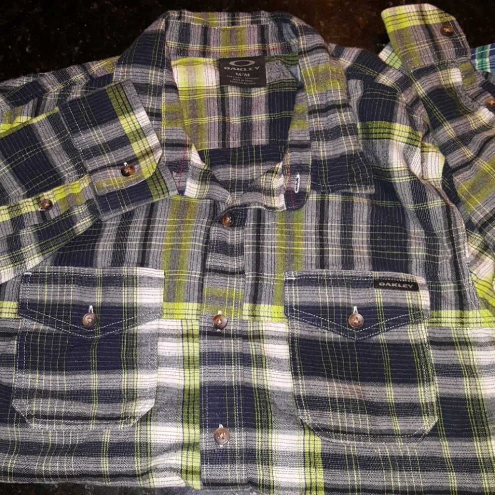 LotOf 4 Men's Name Brand Casual Button Down Shirts